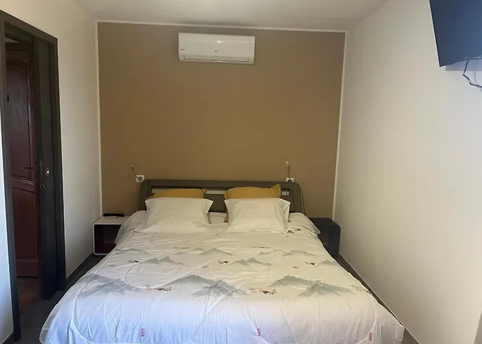 In'd'noi אז'אקסיו